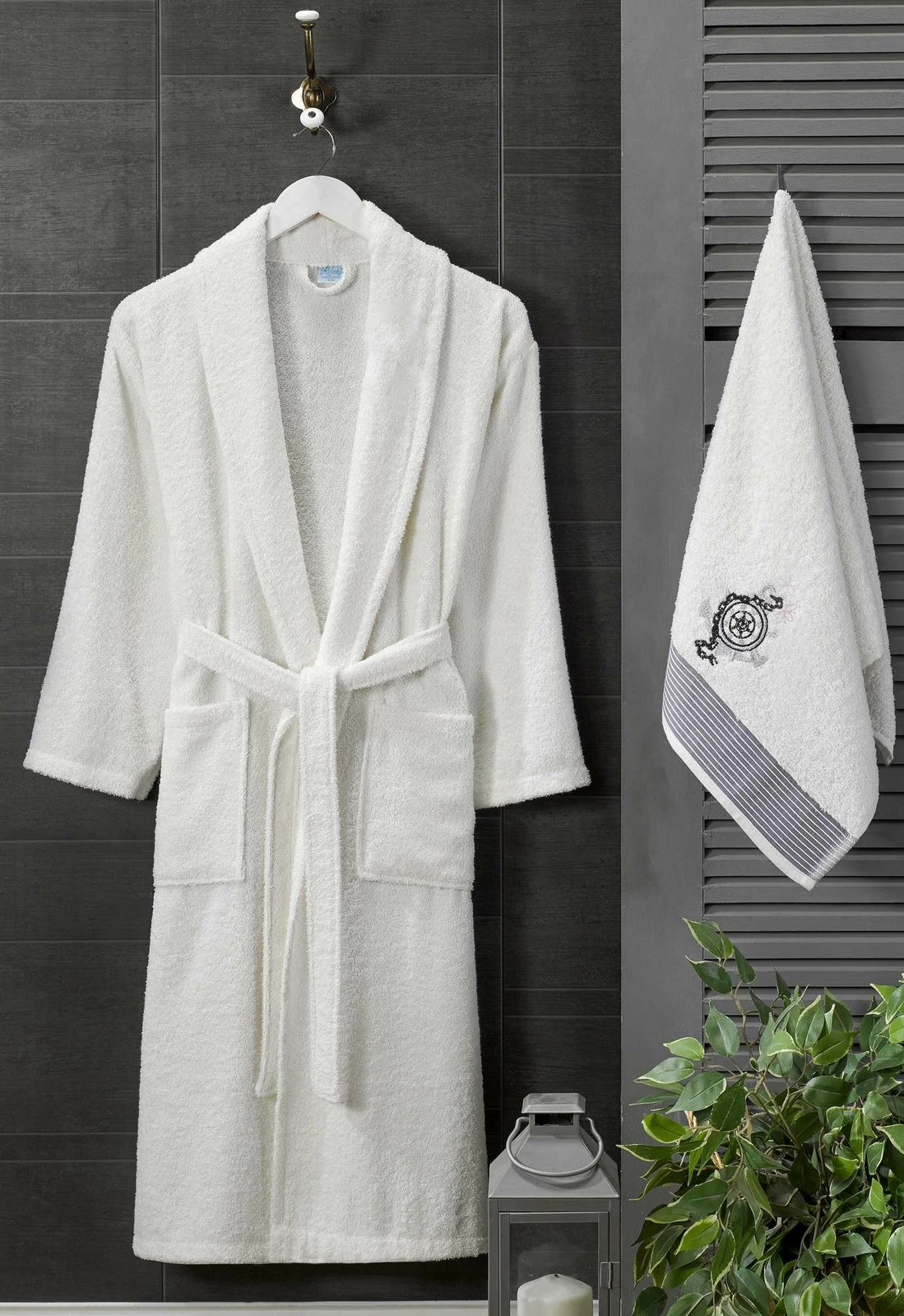 Set për burrë, robdishan krem, Mijolnir, Cora