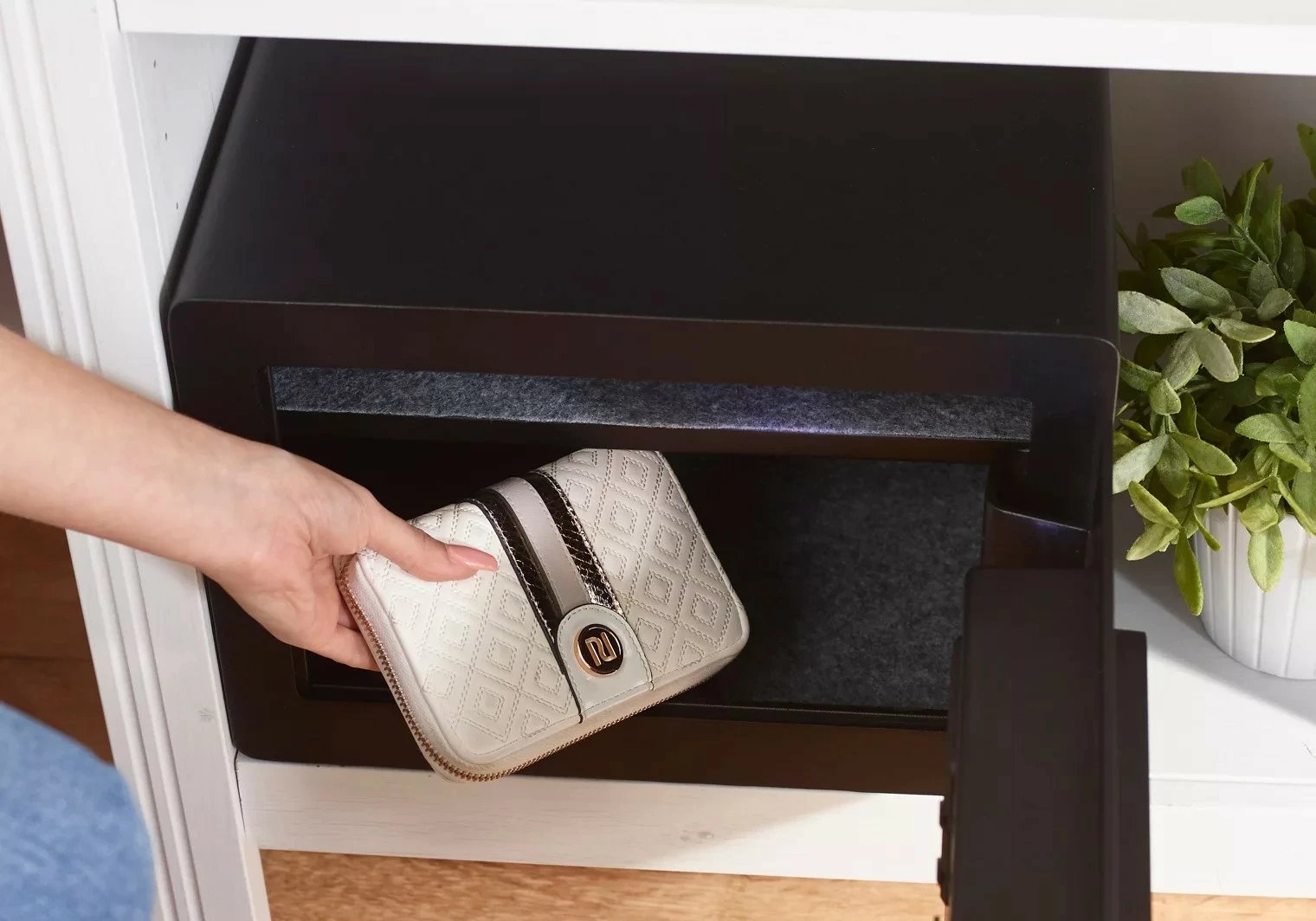 Kasafortë kompakte YALE HOME YSFB/200/EB1, me lexues gishti, e zezë