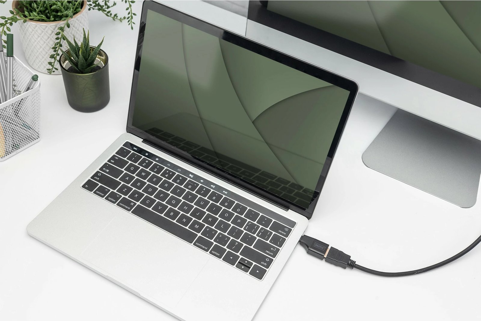 Adapter Digitus USB-C në HDMI, 4K, 5cm, zi