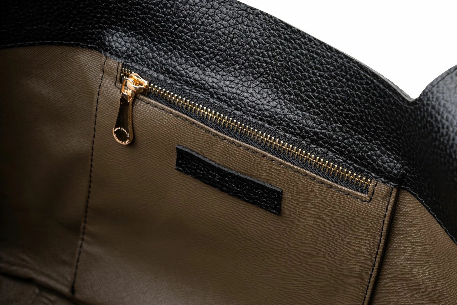 Çantë tote e zezë Vince Camuto, L'Aquila