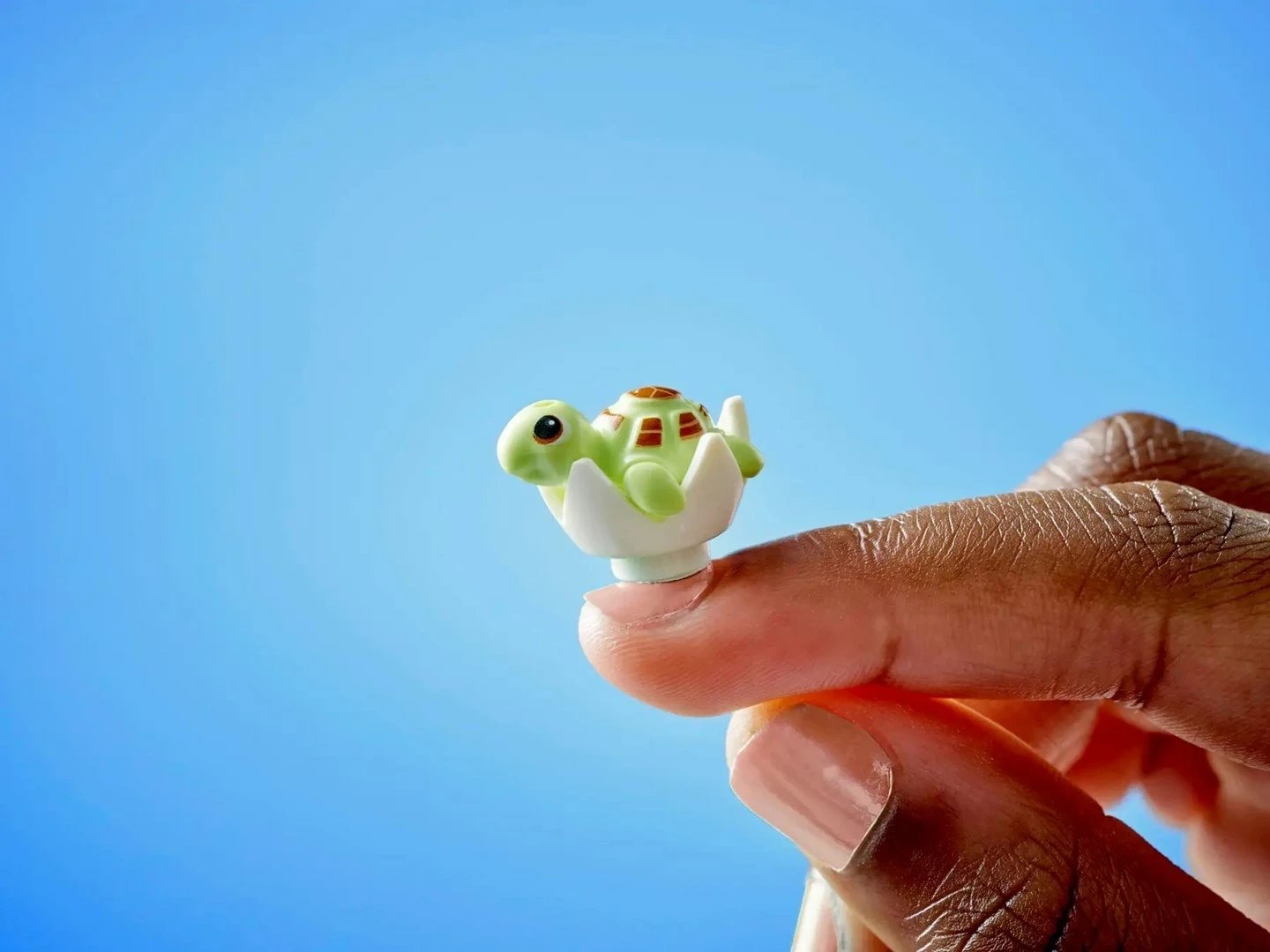 Set LEGO Friends Family Vacation Beach Resort 42673, 6 minifigura, për fëmijë 8+