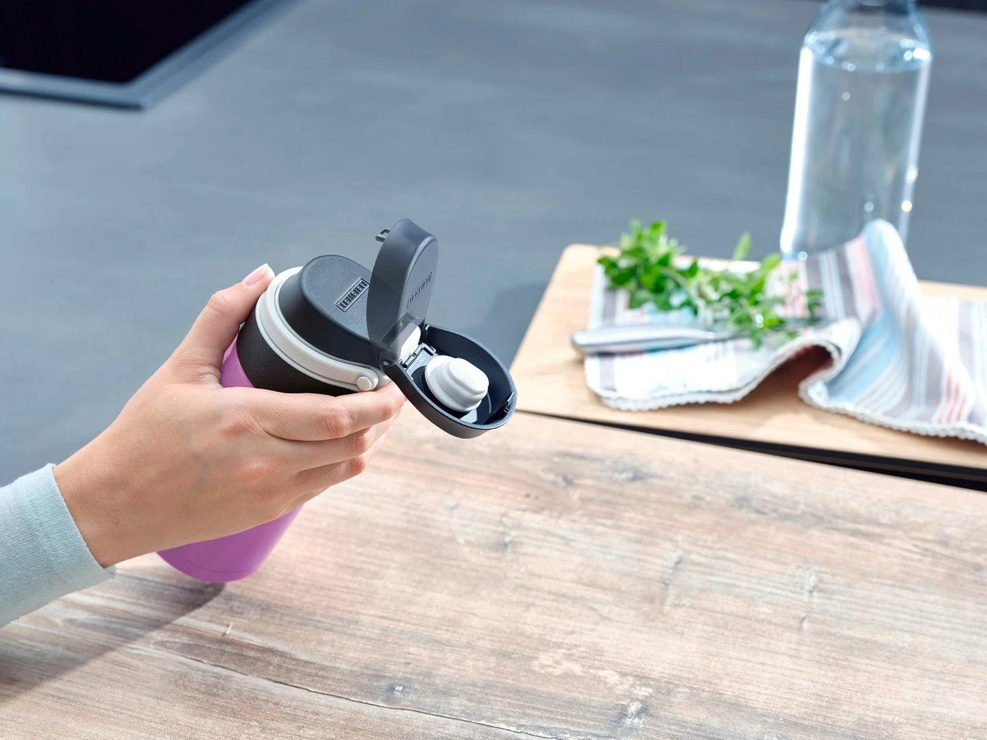 Termos LEIFHEIT Flip 350 ml, magenta Termos LEIFHEIT Flip 350 ml, magenta