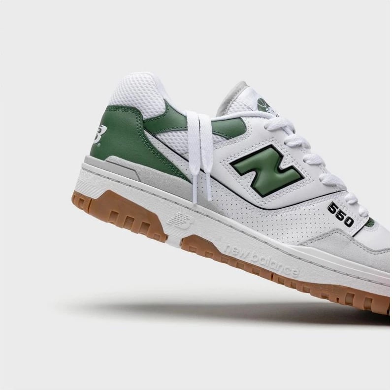 Atlete New Balance, të bardha dhe të gjelbra