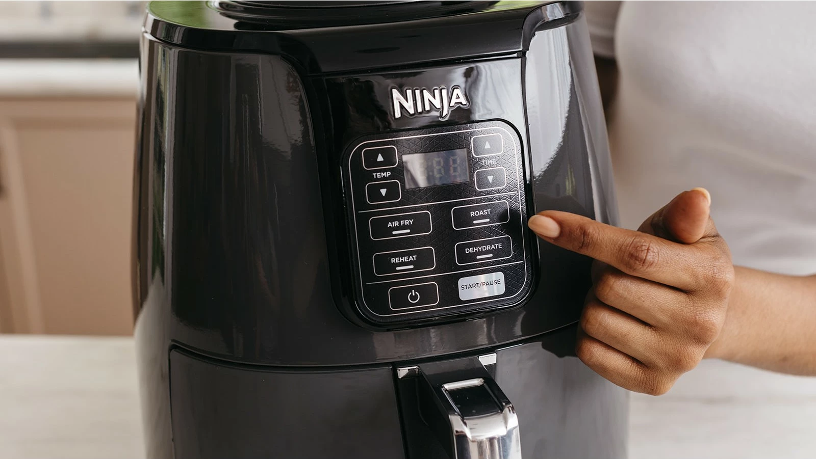 Fritezë me ajër të nxehtë Ninja AF100, 3.8 L, e zezë