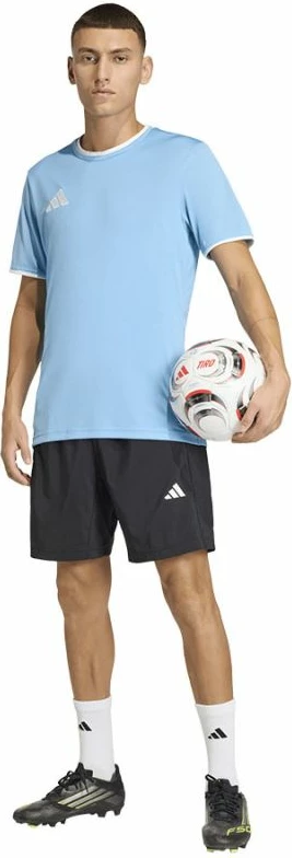 Maicë adidas, Entrada 26