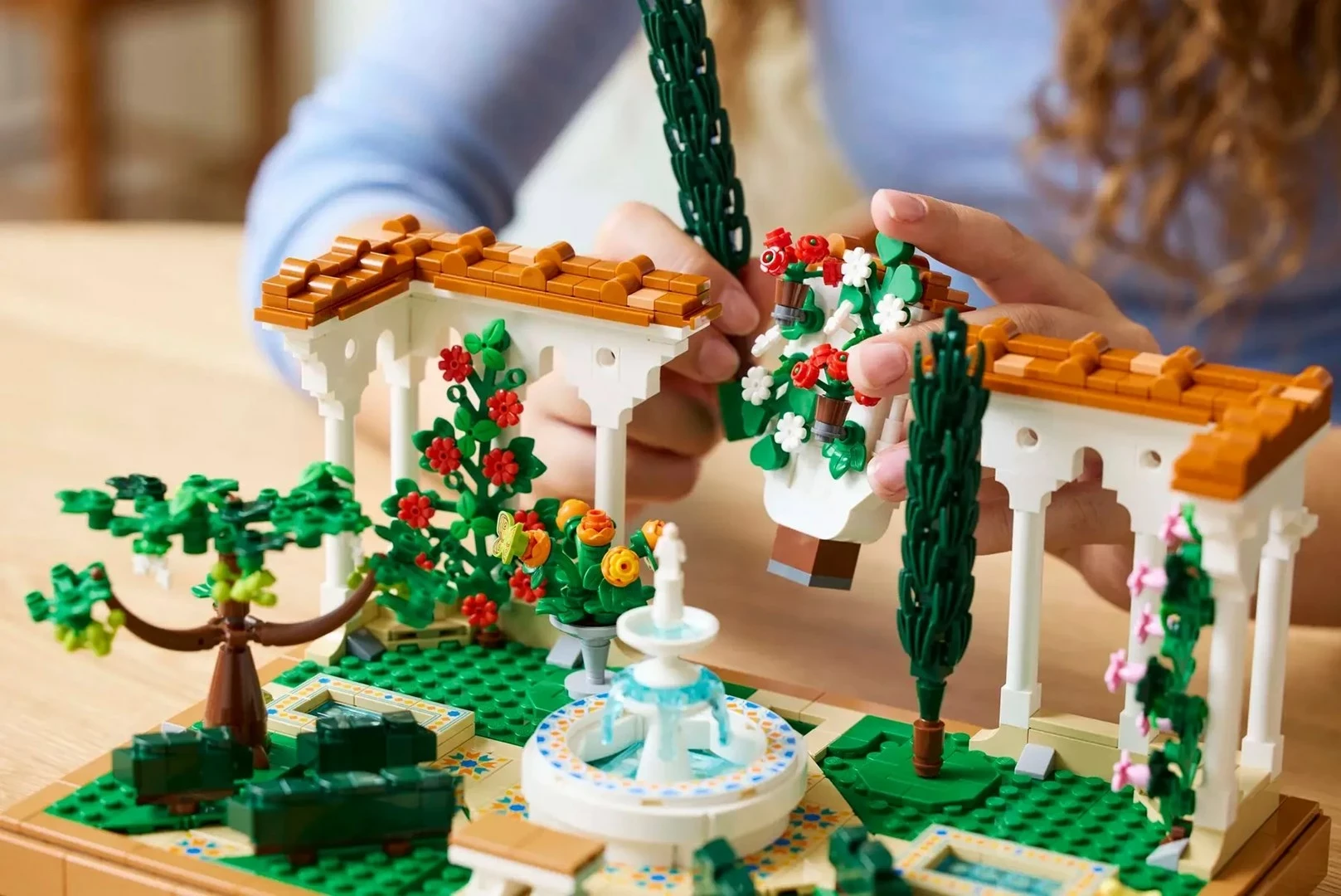 Set LEGO ICONS 10359 Fountain Garden