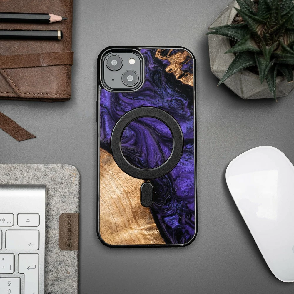 Mbështjellës për celular Bewood Unique Violet për iPhone 15 Plus, MagSafe, dru dhe rrëshirë, vjollcë e zezë