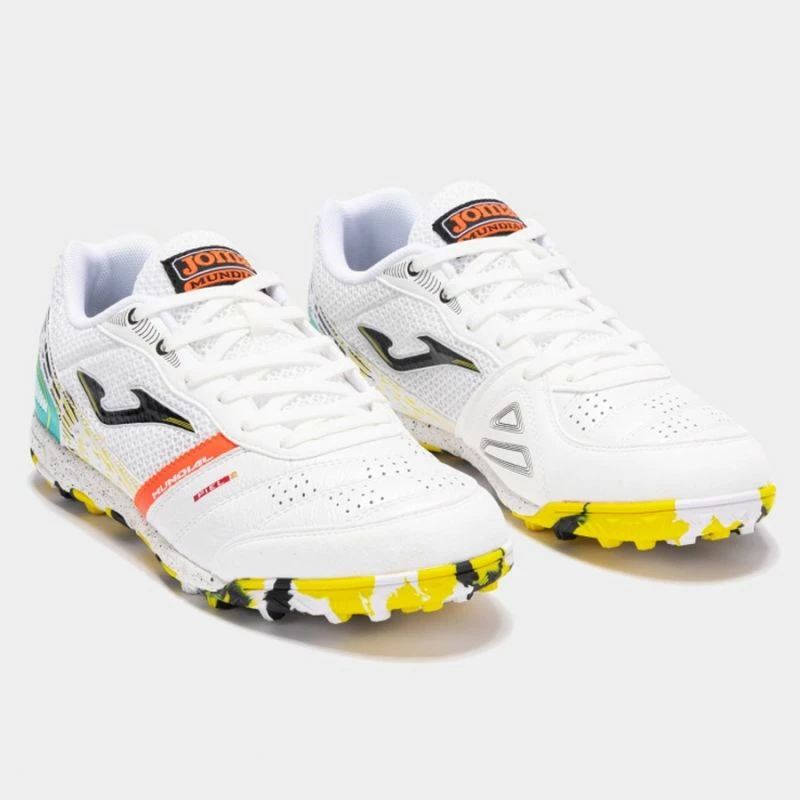 Atlete futbolli Joma, të bardha