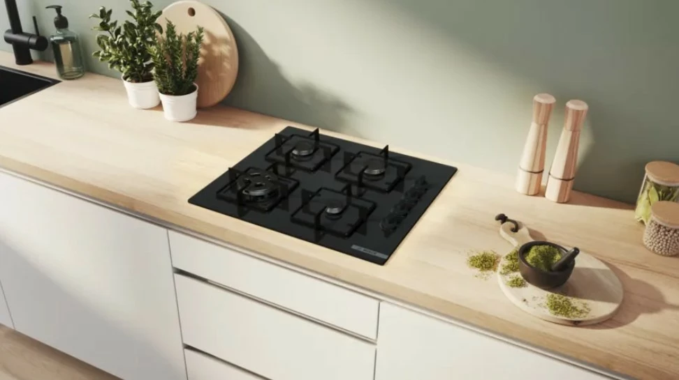 Pianurë gaz Bosch POH6B6K30, 4 zona, xham, e zezë