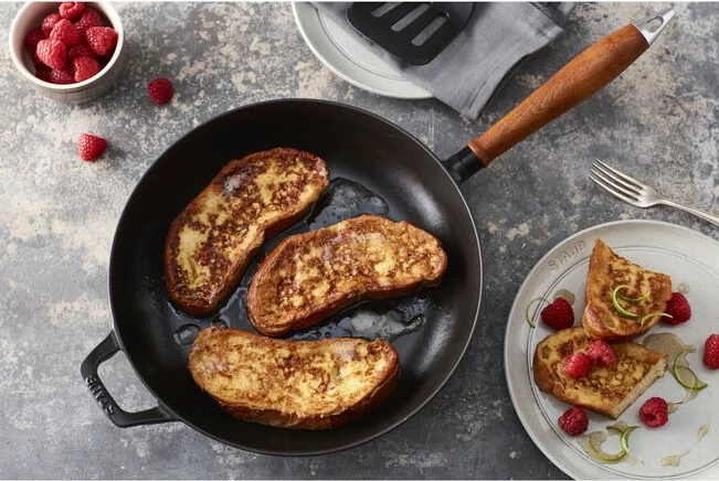 Tigan me dorezë druri STAUB, 24 cm, i rrumbullakët, i zi, prej gize