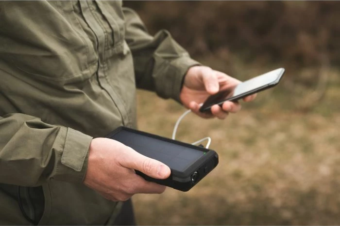 Powerbank solar SANDBERG Outdoor Solar 420-38 24000 mAh IP67 USB-C PD/QC 3.0, e zezë, set me kabllo USB-C + MicroUSB + karabiner