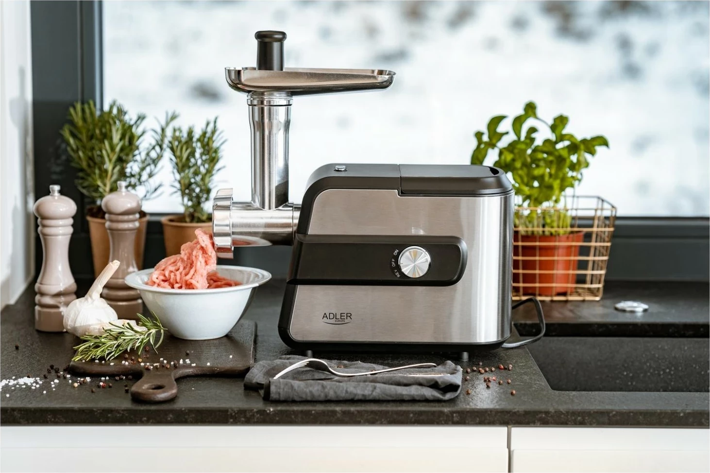 Makinë mishi Adler AD 4813, e zezë-argjendtë