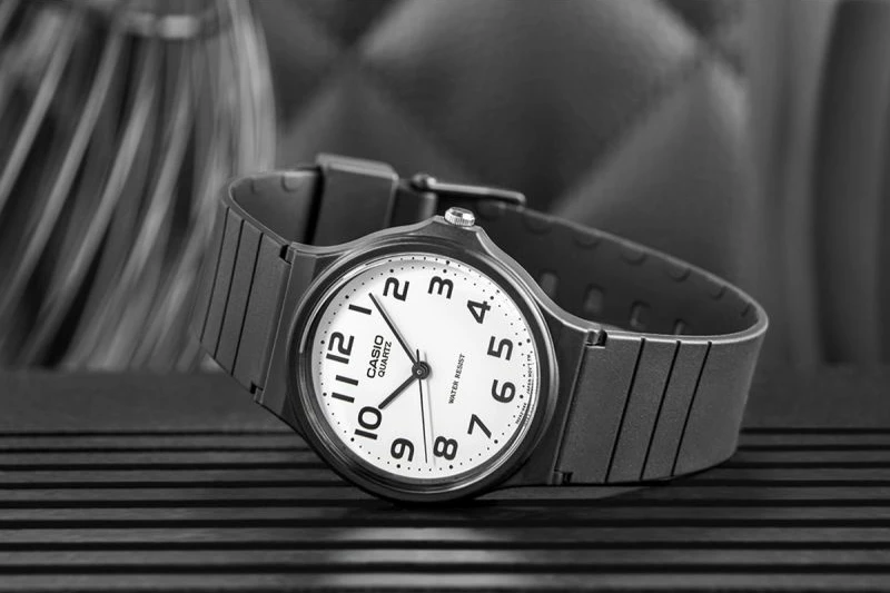 Orë dore Casio, e zezë