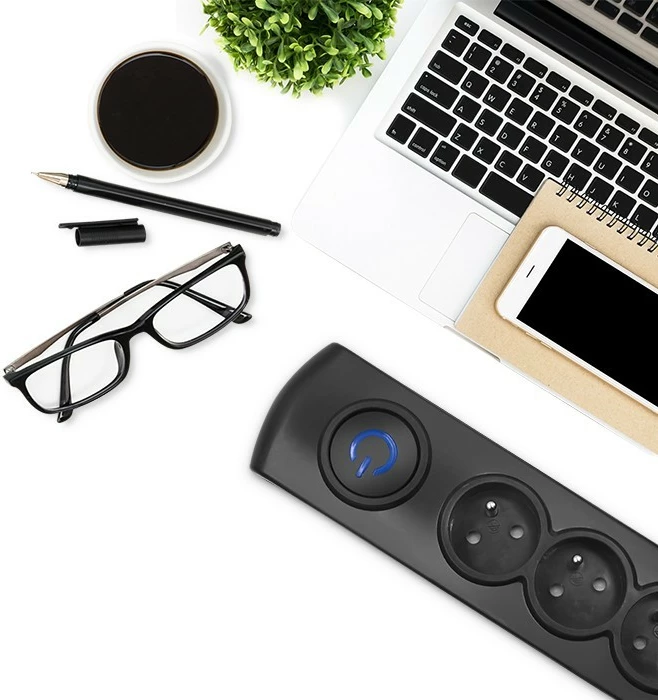 Kasë Qoltec 50105 me 4 dalje, 2.5m, e zezë