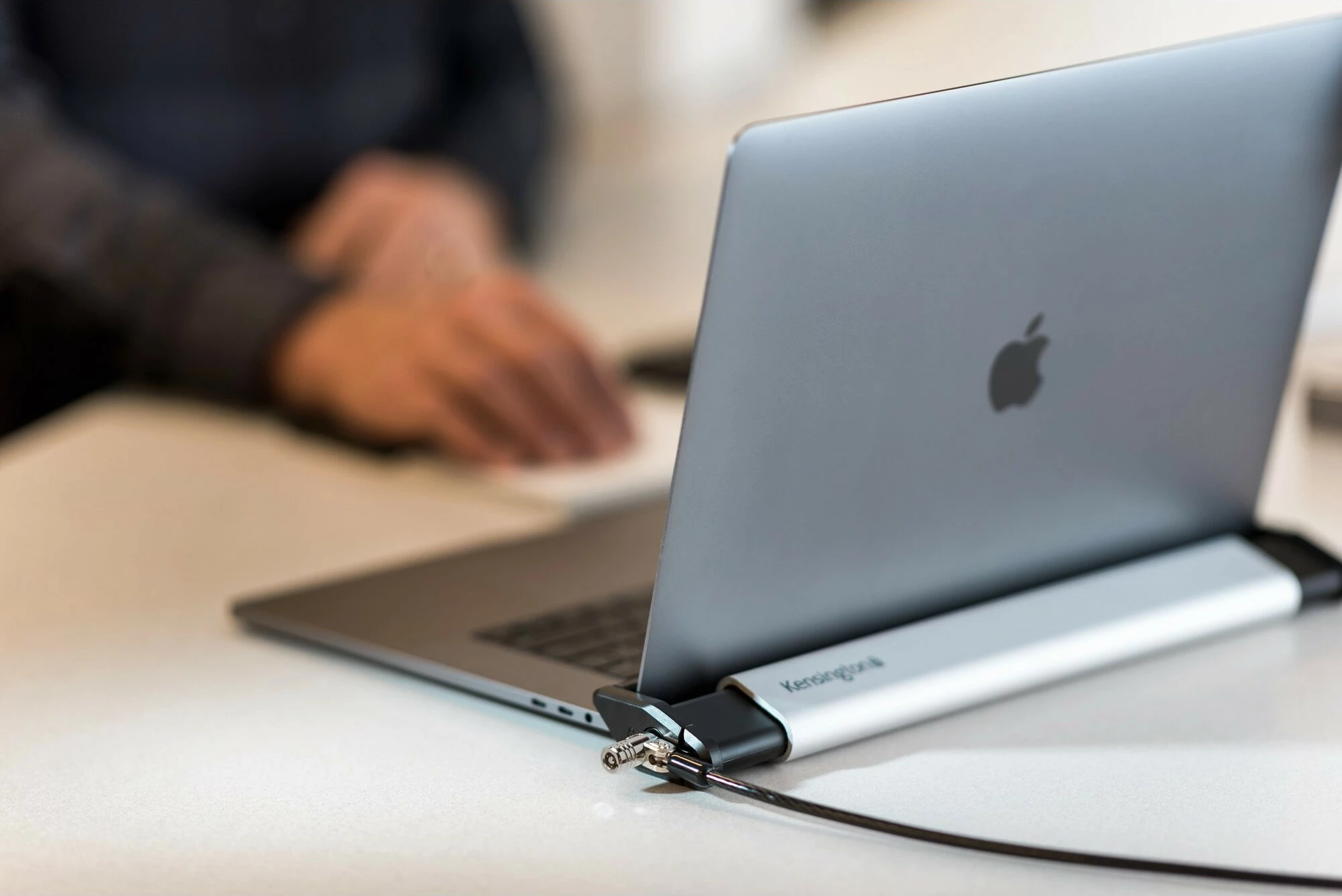 Stacion sigurie për laptop Kensington Laptop Locking Station 2.0, alumini, silver