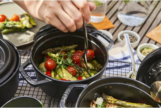 Cocotte STAUB, 16 cm, e rrumbullakët, e zezë, prej gize