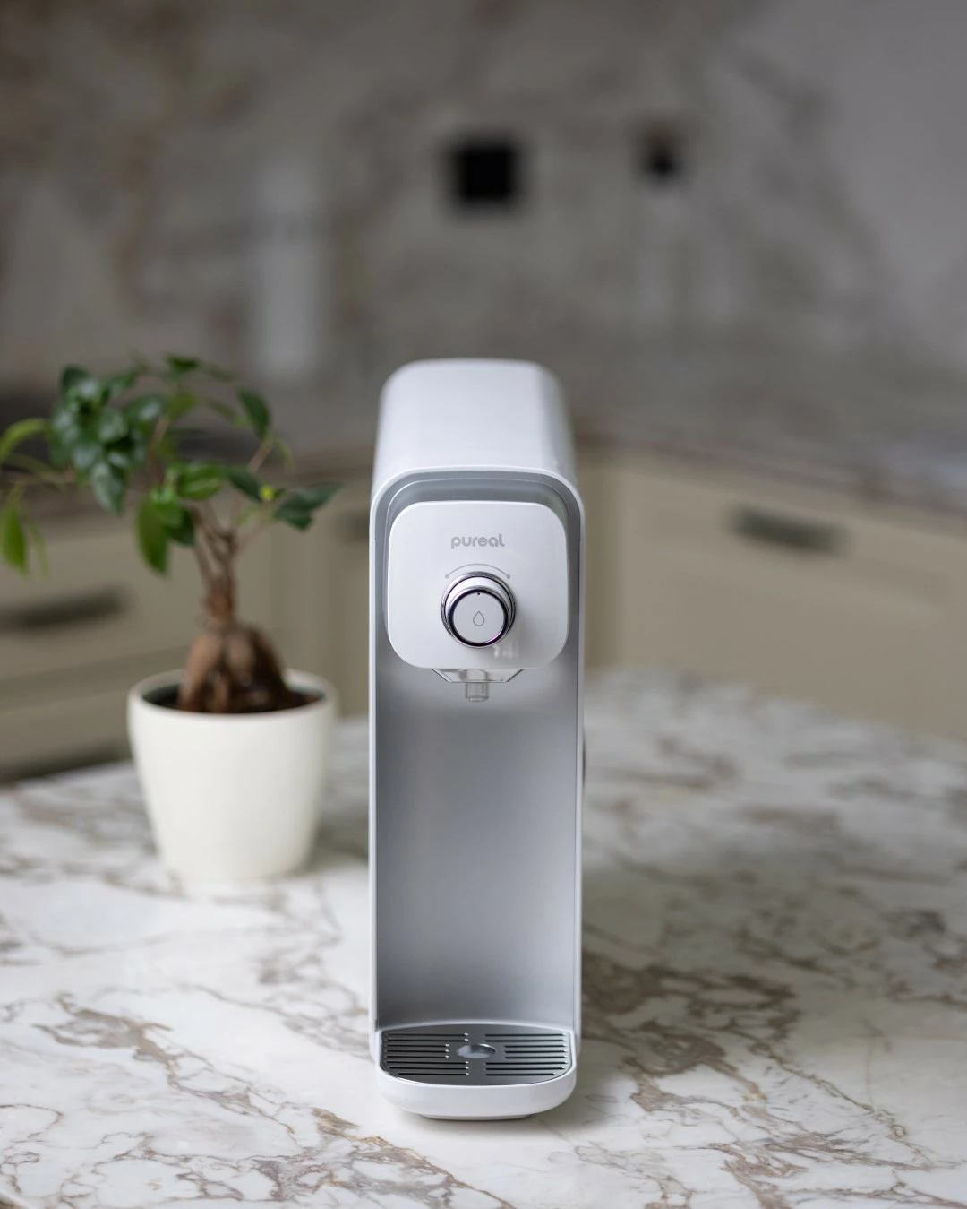 Filtrues i ujit të pijshëm mbi lavaman Pureal, i bardhë