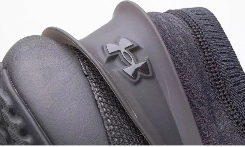 Atlete për femra Under Armour, të zeza