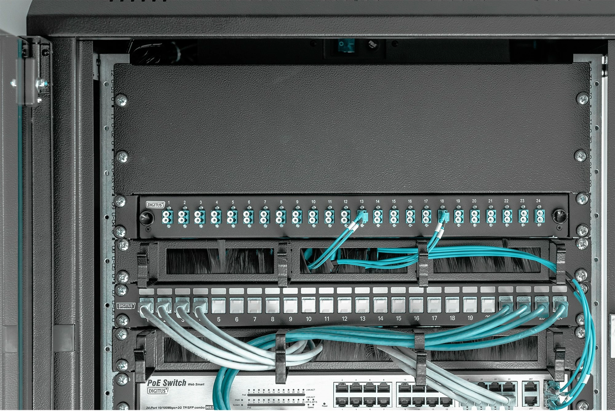 Panel bosh Digitus për kabinet 19 inch, 3U, i zi