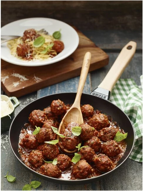 Tigan me dorezë druri STAUB, 26 cm, i rrumbullakët, i zi, prej gize