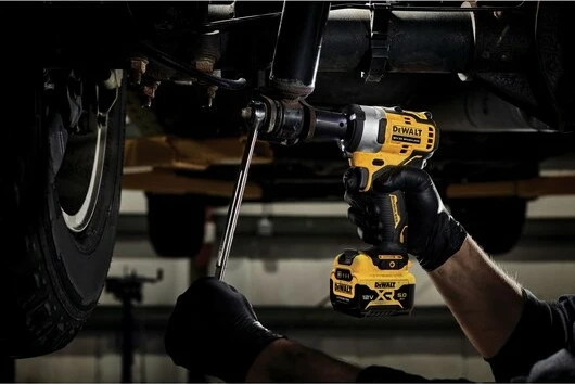 Çelës goditës DeWALT 12V, brushless, 5Ah, zi/verdhë
