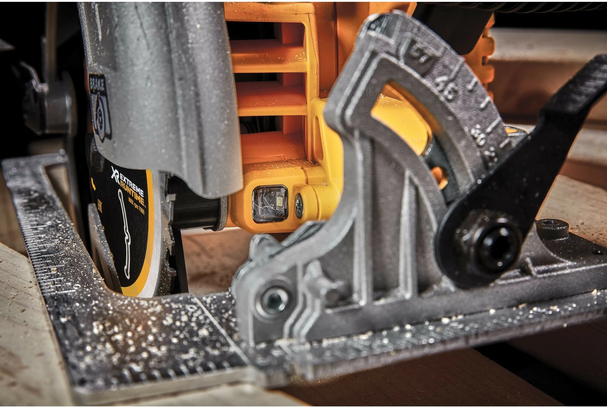 Sharrë rrethore DeWALT DCS573NT-XJ, brushless, 273mm, 3.7kg