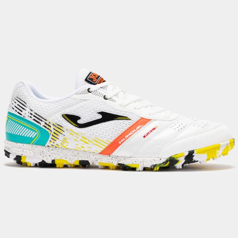 Atlete futbolli Joma, të bardha