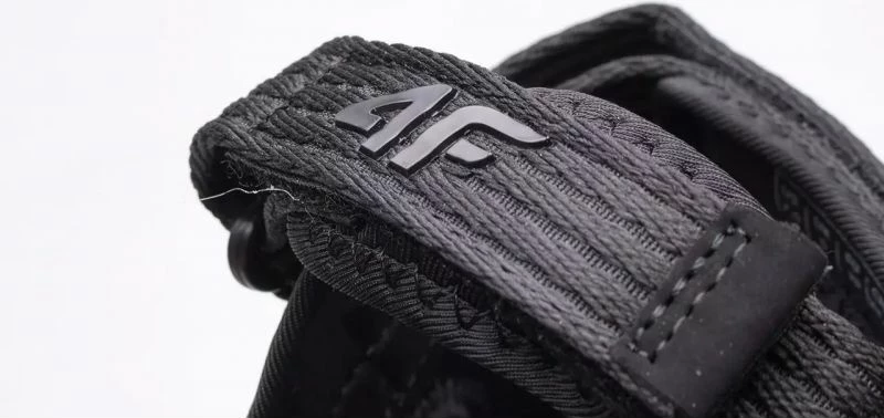 Sandale për femra 4F, të zeza