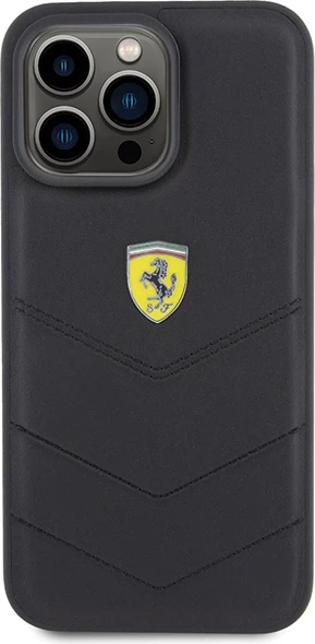 Mbështjellës Ferrari Quilted Metal Logo për iPhone 15 Pro Max, e zezë