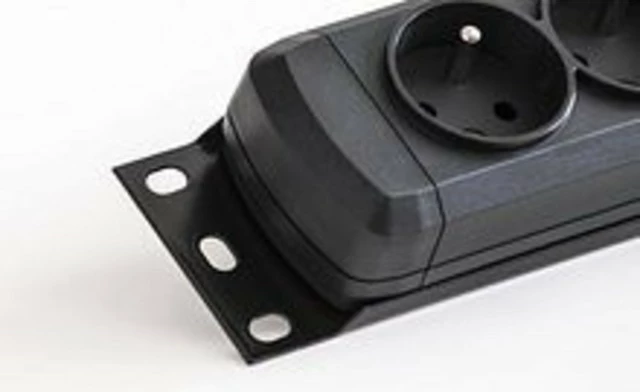 Prizë mbrojtëse Armac M12/15/CZ, 12 dalje, 1.5m, e zezë, për rack 19 inç