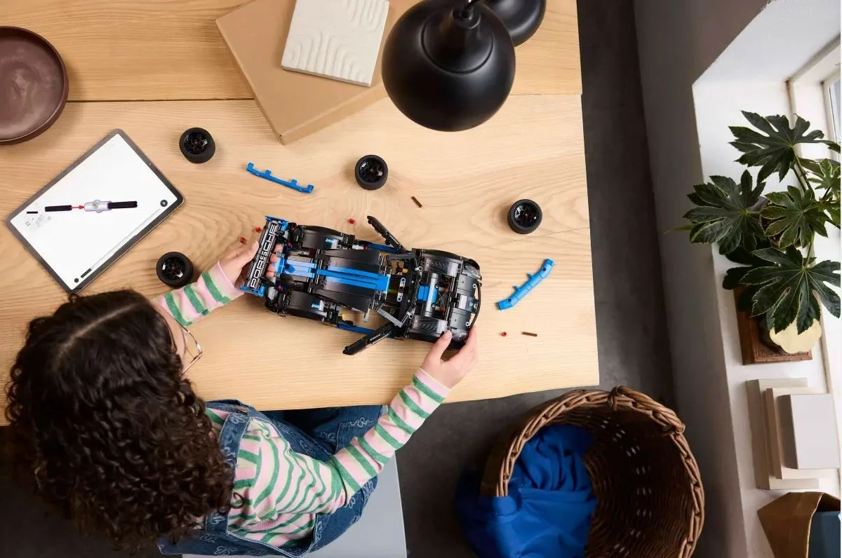 Set ndërtimi LEGO Technic Porsche GT4 e-Performance Racing Car 42176, 834 pjesë, i zi/blu