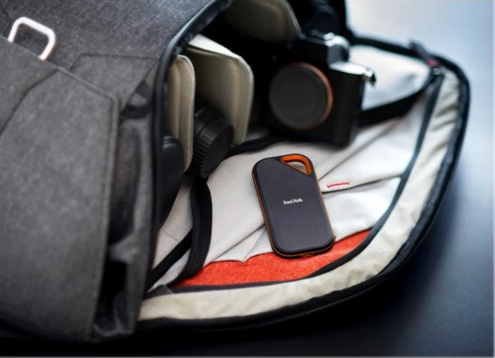 SSD ekstern SanDisk Extreme PRO SDSSDE81-4T00-G25 4TB NVMe USB-C 3.2 Gen 2x2 i rezistent, zi/portokalli, set me 2 kabllo