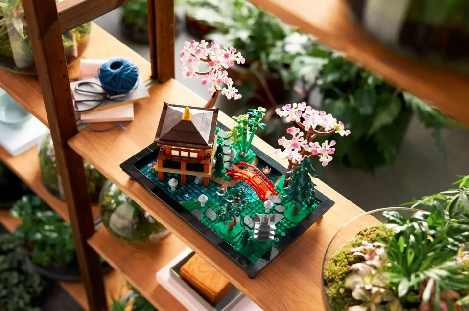 Set ndërtimi LEGO Icons 10315 Cozy Garden, 1363 pjesë