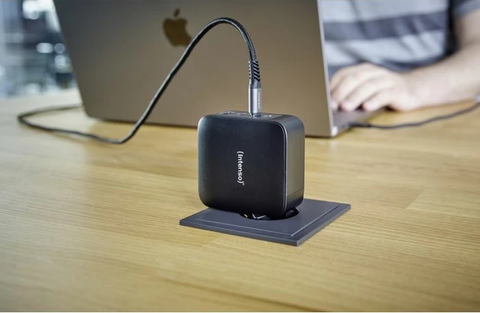 Karikues GaN INTENSO 7814010 140W 3xUSB-C + 1xUSB-A, kabllo USB-C në USB-C 2m 5A e përfshirë, e zezë (set)