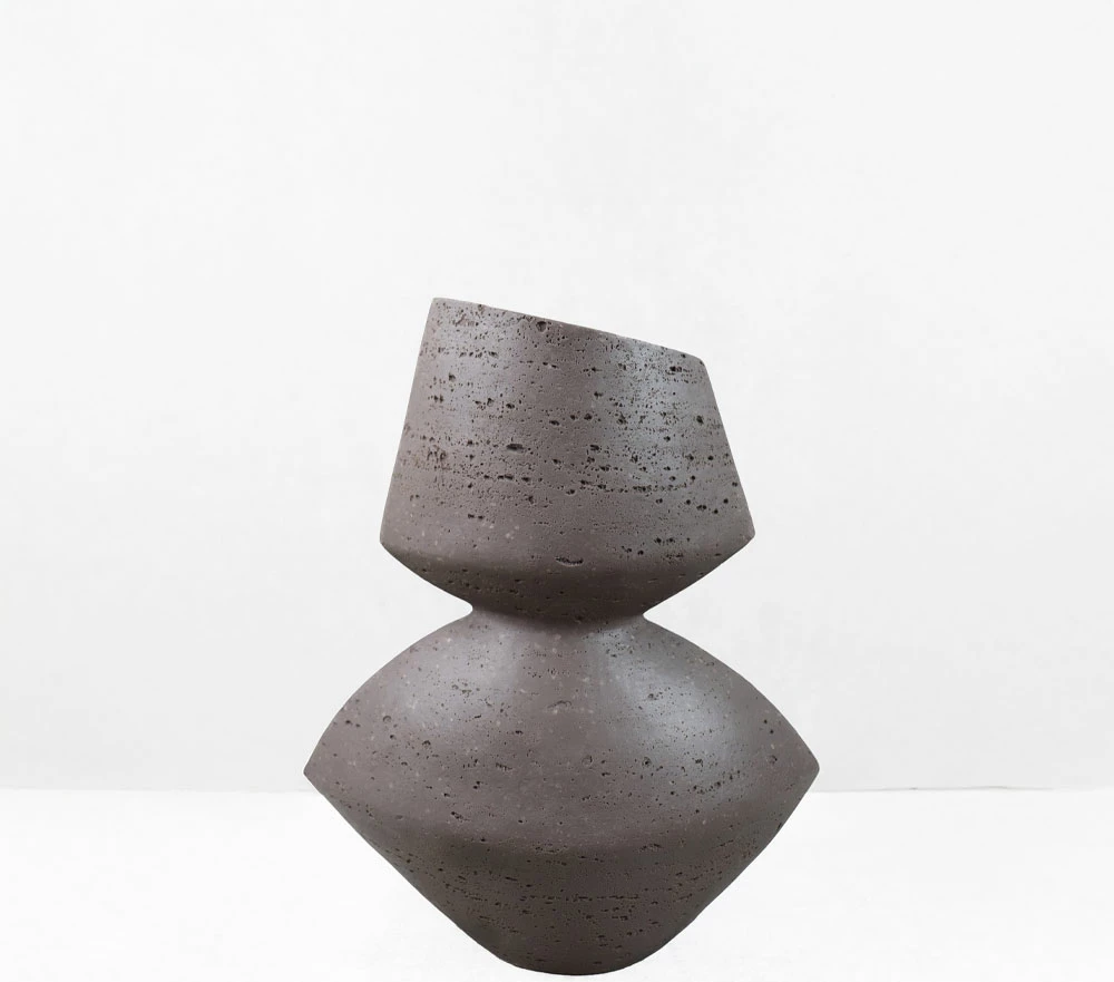 Vazë LOOMA II, rrëshirë, ngjyrë kafe e errët, 28.5x15.5x34.5cm