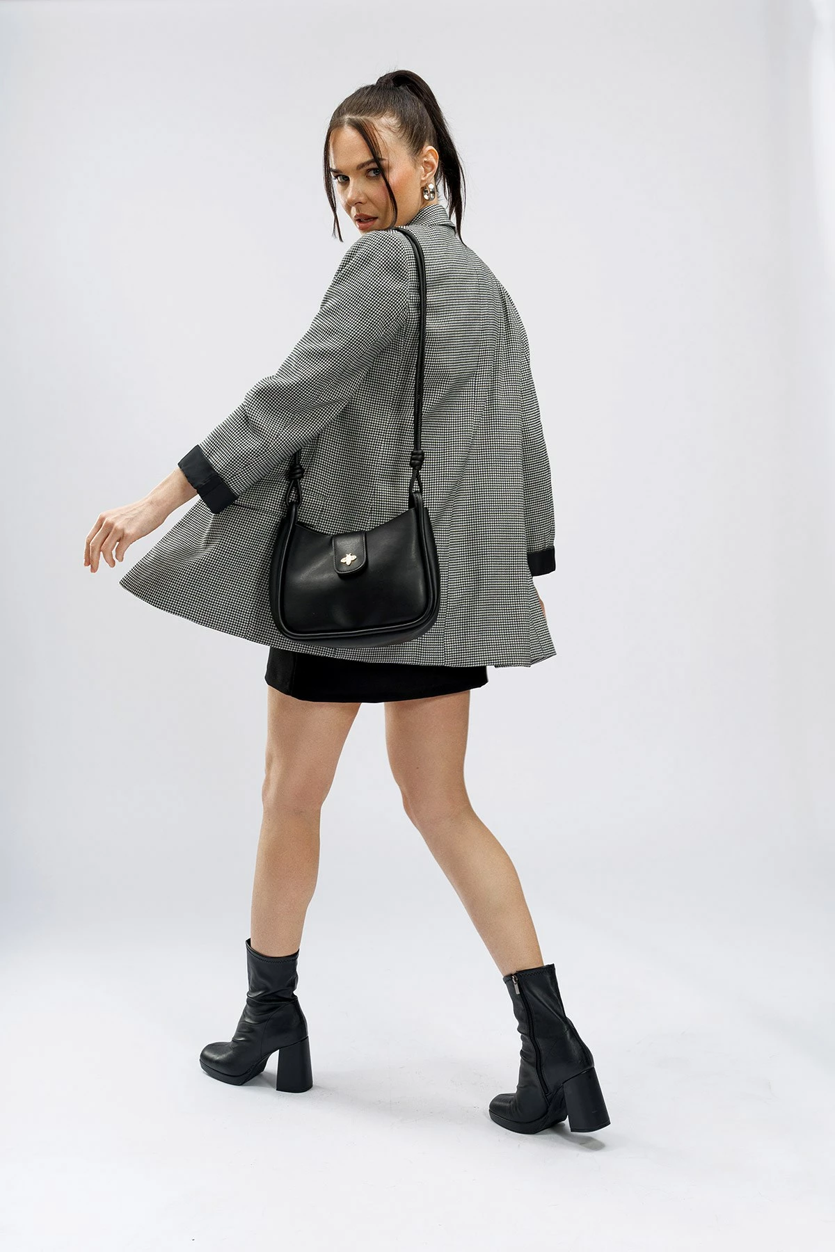 Çantë crossbody Lucky Bees, e zezë, 1261