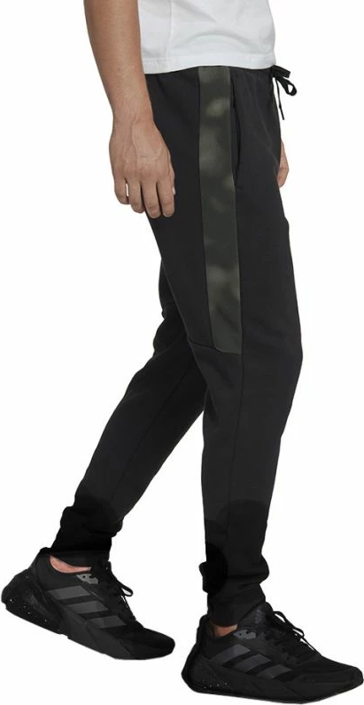 Pantallona sportive adidas për meshkuj, me print kamufloz