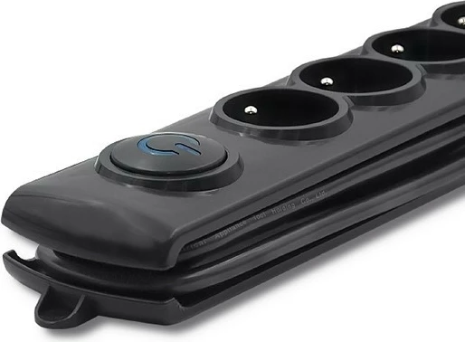 Kasë Qoltec 50105 me 4 dalje, 2.5m, e zezë