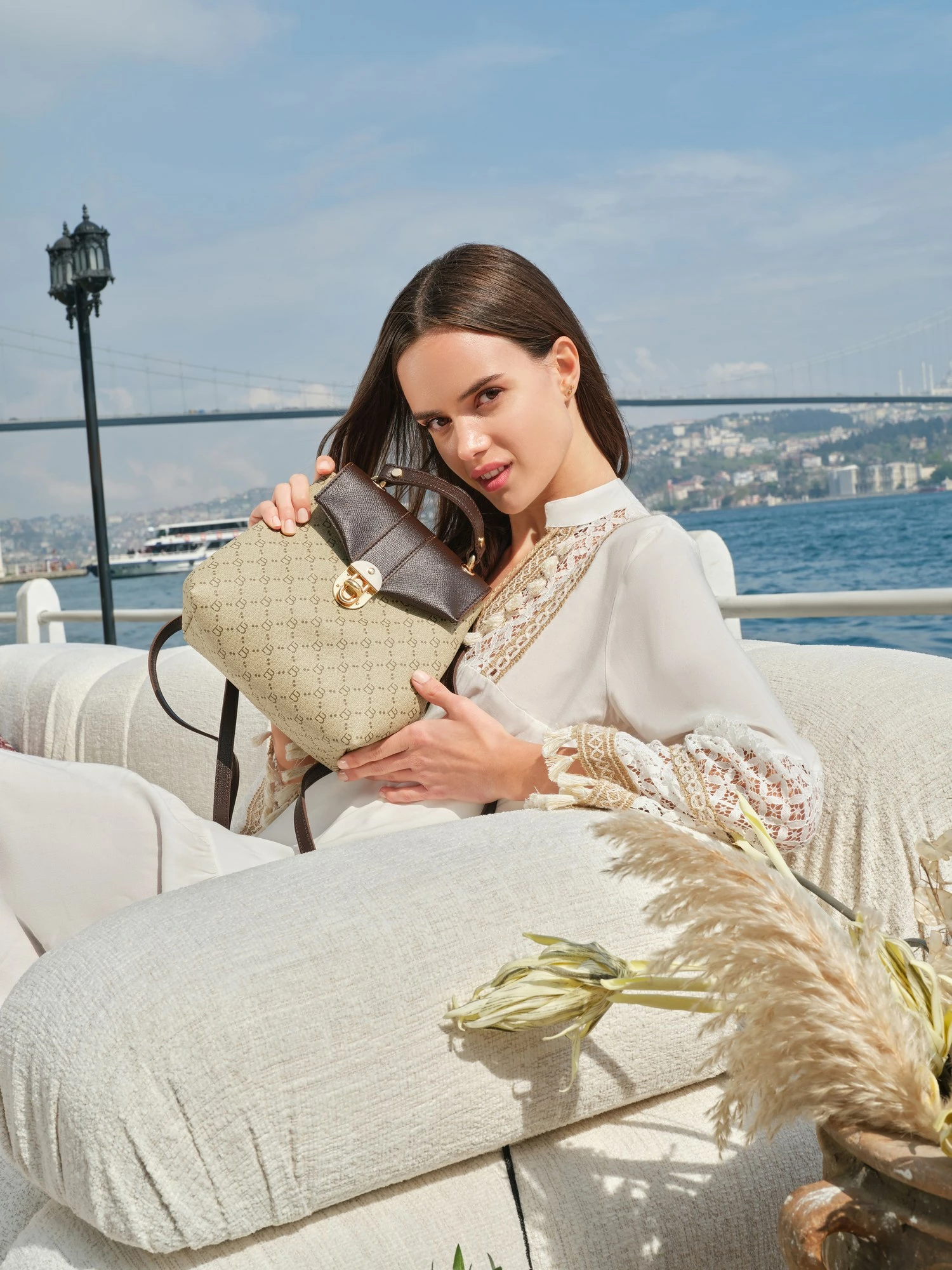 Çantë shpine Lucky Bees, krem dhe kafe, 1214 v2