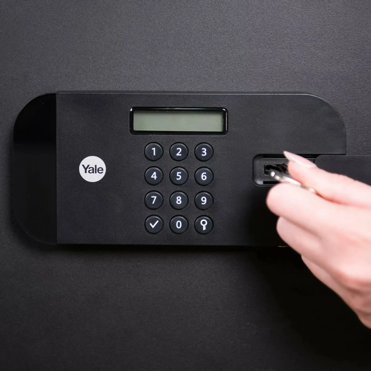 Sejf kompakt YALE HOME YSEB/200/EB1, mbyllje elektronike dhe çelës, 9.6L, i zi