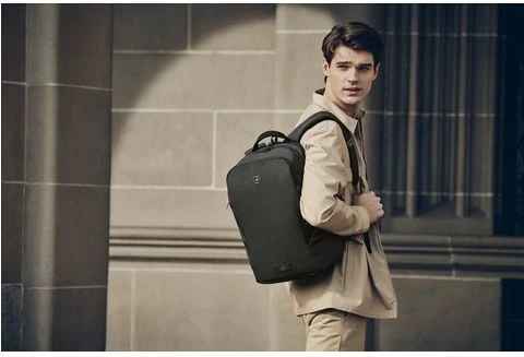 Çantë shpine Wenger MX Light 16 inch me ndarje për tablet, e zezë