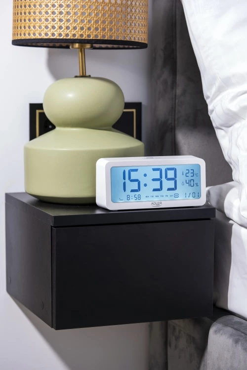 Orë alarmi, Adler, AD 1195, ekran me ndriçim, 3 alarme, shfaq kohë/datë/temperaturë/lagështi, me bateri 2xAA, bardhë