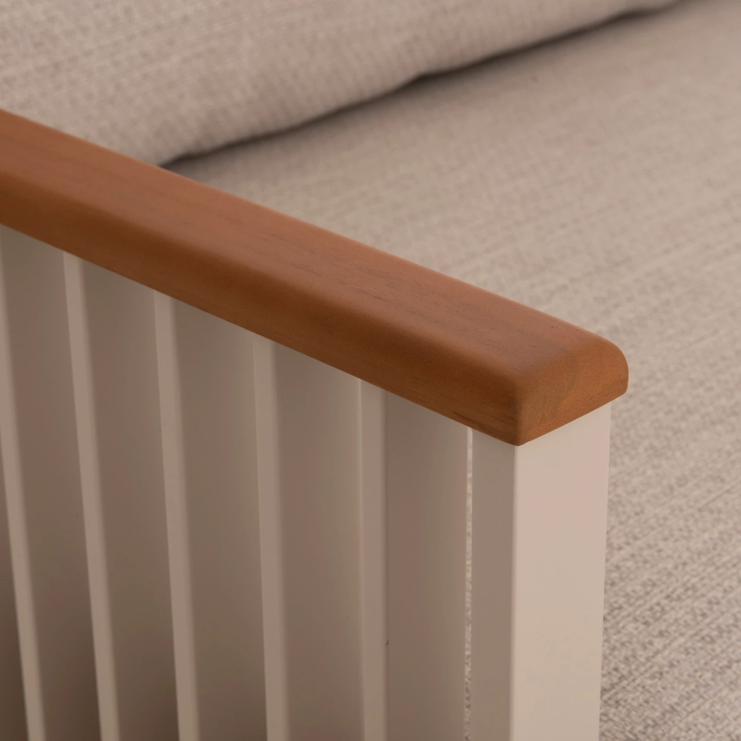 Set salloni për jashtë, 4 pjesë, kornizë alumini, ngjyrë krem, jastëkë bezhë, mbështetëse teak, tavolinë me sipërfaqe guri të sinterizuar, Candeo ETERNITY