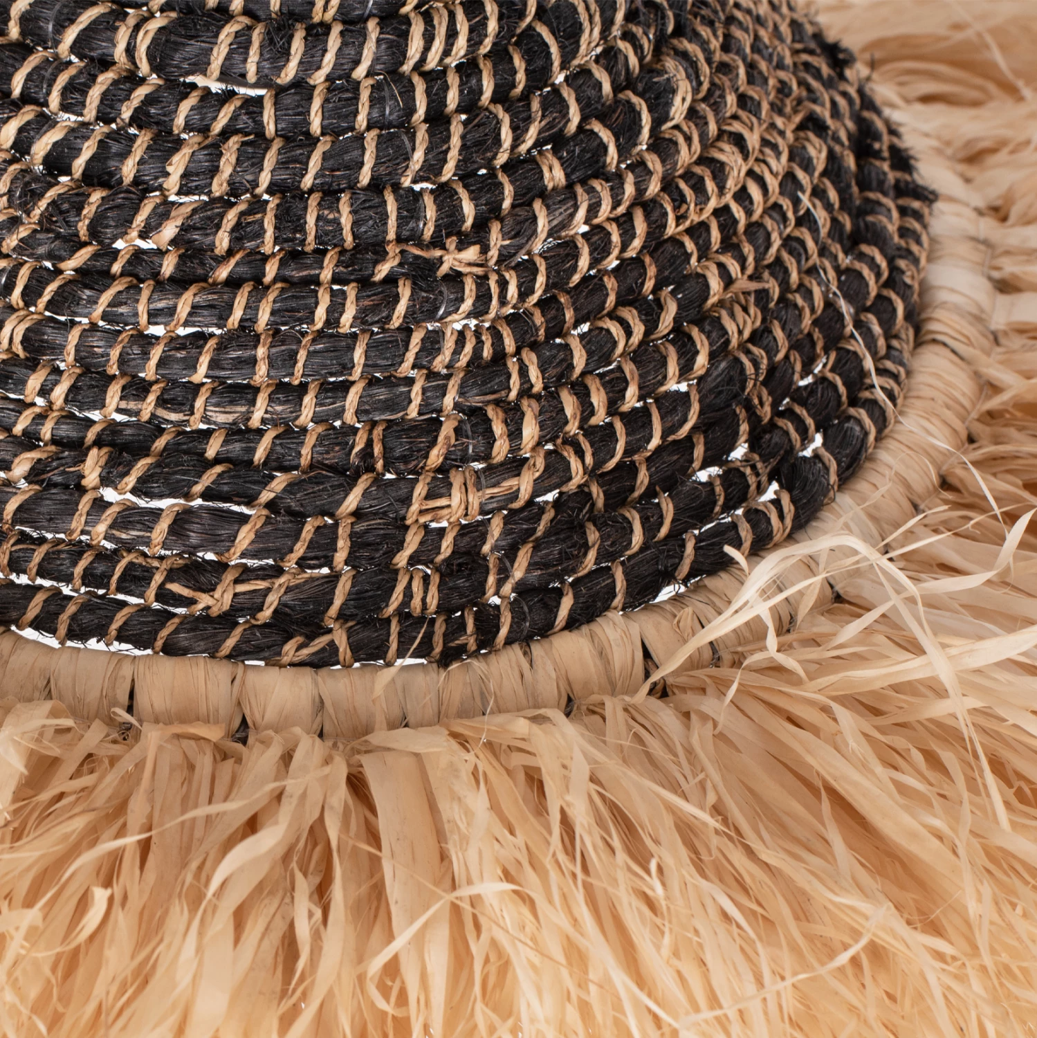 Llambë varëse tavani prej fije sisali dhe abaka, ngjyrë natyrale-e zezë, 50x50x20H cm, FH7789