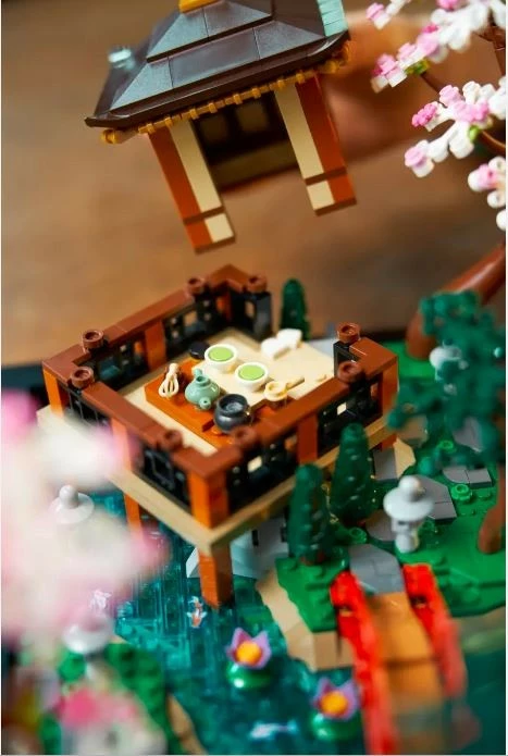 Set ndërtimi LEGO Icons 10315 Cozy Garden, 1363 pjesë