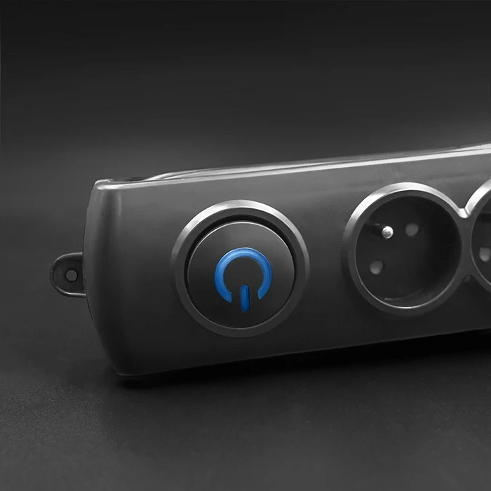 Kasë Qoltec 50105 me 4 dalje, 2.5m, e zezë