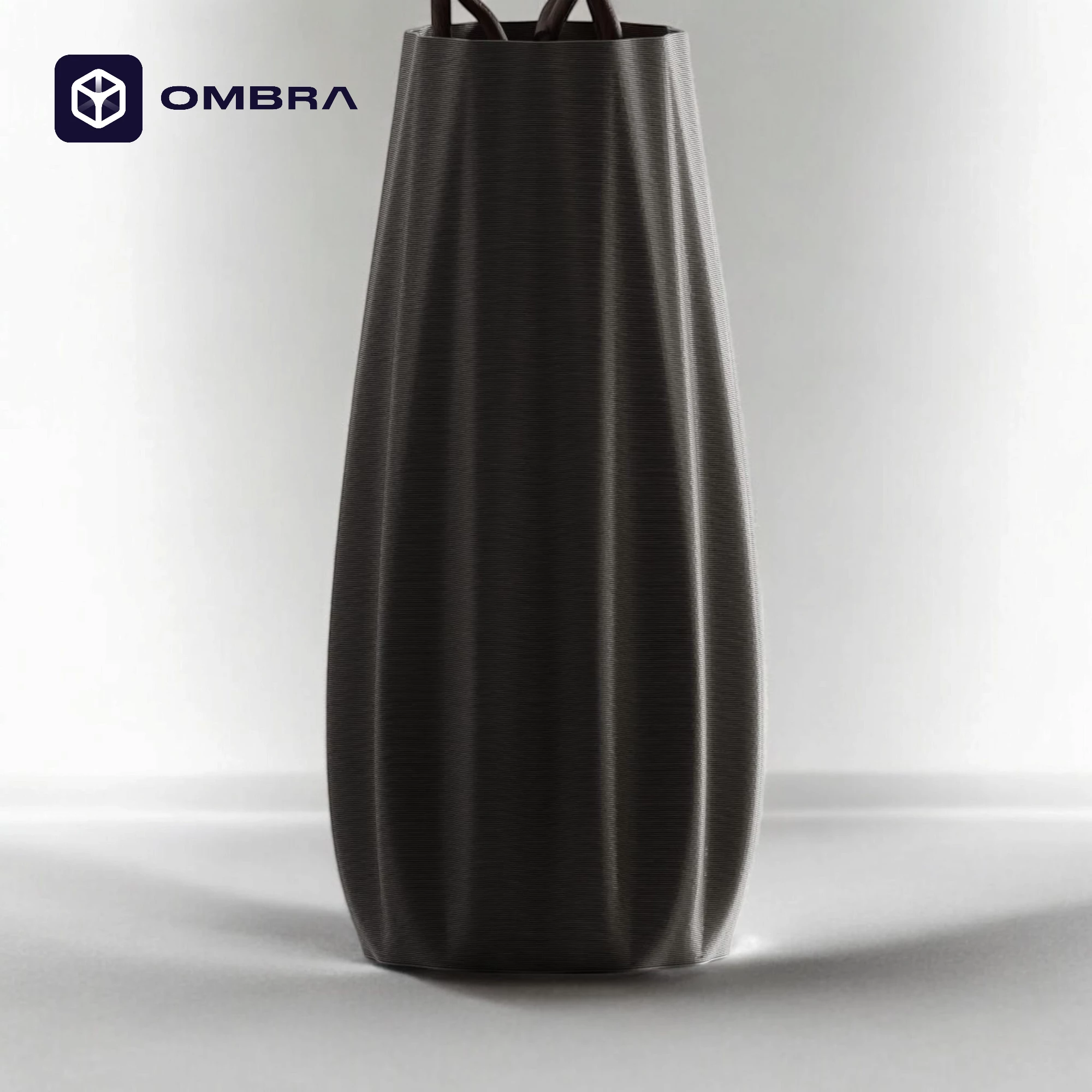 Vazo dekorative me forma të lakuara, hiri