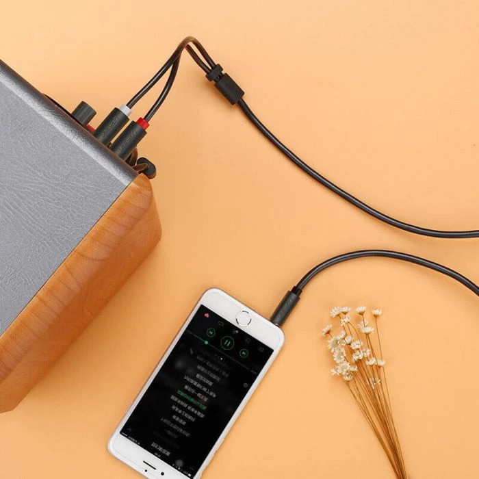 Kabllo audio UGREEN 10510 3.5mm në 2x RCA, 2m, e zezë