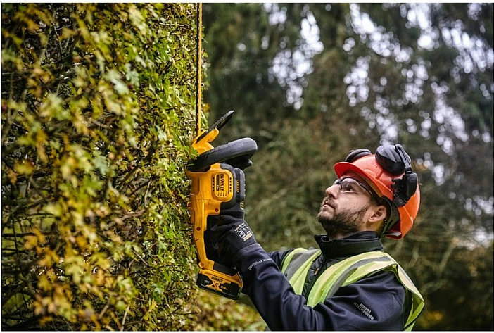 Gërshërë shkurresh DeWALT DCMHT563N-XJ, bateri 18V, 5Ah, 55cm, verdhë