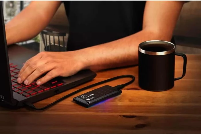 Disk SSD i jashtëm SanDisk WD_BLACK P40 Game Drive WDBAWY0010BBK-WESN 1TB NVMe USB 3.2 Gen 2x2, i zi, set me kabllo USB-C dhe adapter USB-A